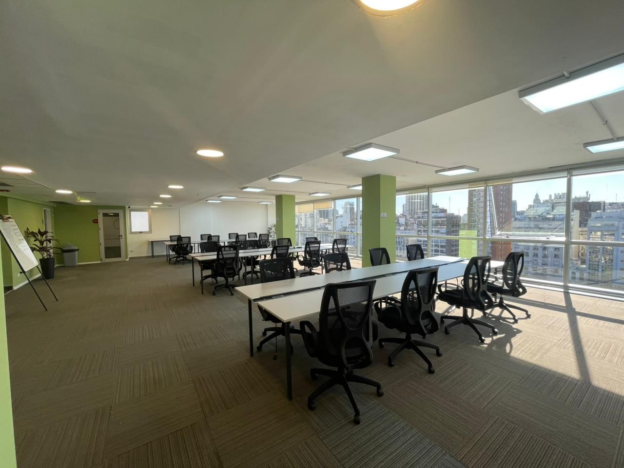 Oficina con vista a la ciudad